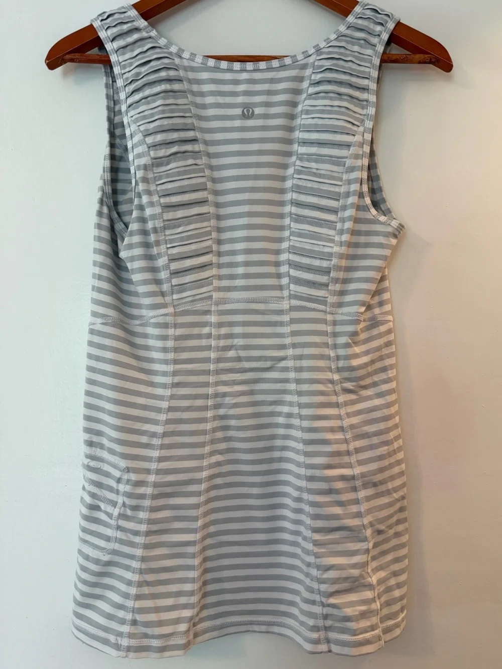 Lululemon Run Stay On Course Tank Size 10 Gray White Stripe Pleated Running Top